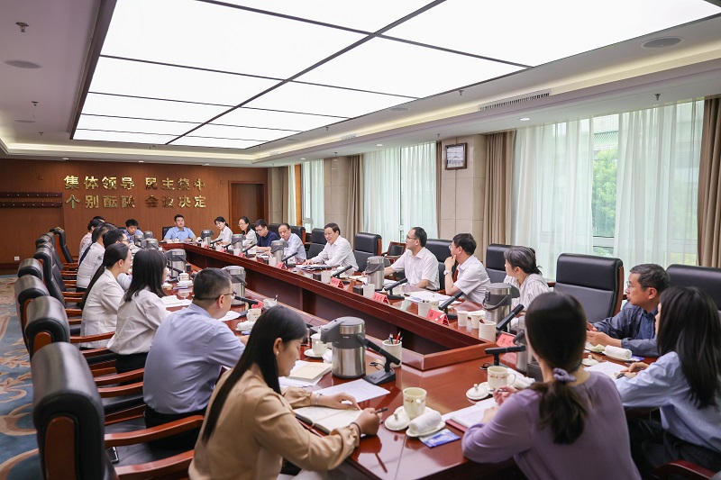01、5月29日,最高人民检察院党组书记、检察长应勇以普通党员身份参加所在的最高检办公厅第三党支部深入贯彻中央八项规定精神学习教育交流研讨。.JPG